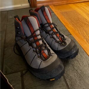 Women’s fly fishing wading boots EUC LIKE NEW size 8 simms